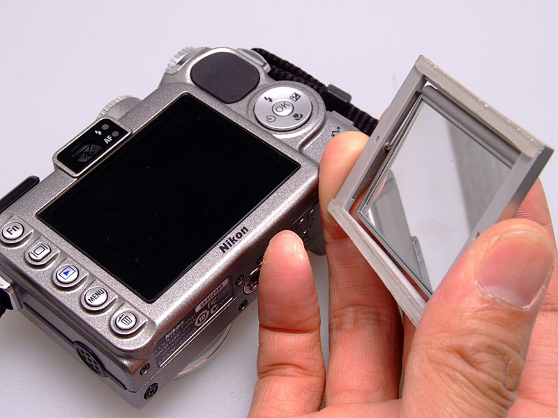 Illustration for article titled Etsumi Display Mirror Allows Compact Camera Photos at Extreme Angles